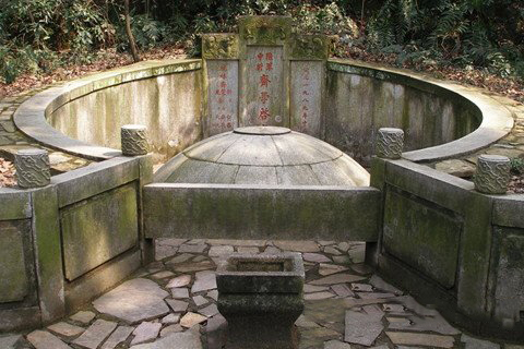 梦见山中有墓或冢