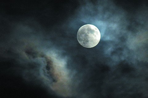 梦见满月在半空中大放光彩