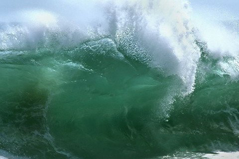 梦见高大的浪涛凶猛涌来