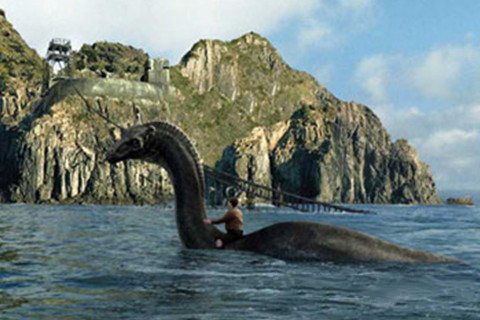 梦见水怪在游泳