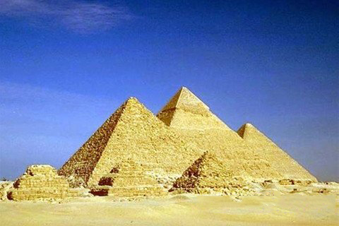 梦见金字塔