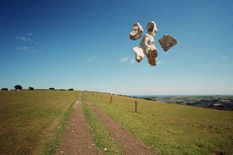 梦见岩石在空中飞行