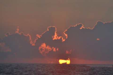 梦见水上有火燃烧