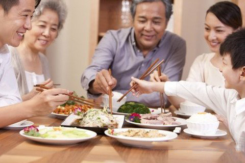 梦见亲戚来家里吃饭