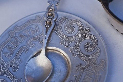 梦见用银盘子吃饭