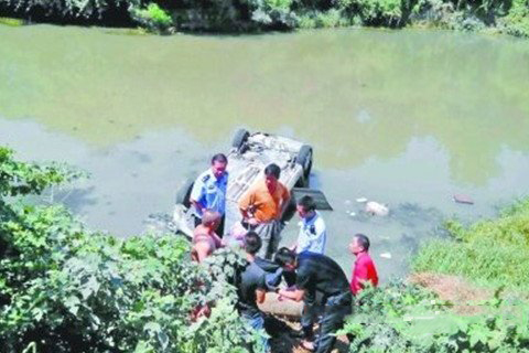 梦见老公开车进水塘