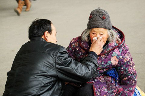 梦见在世的母亲死了