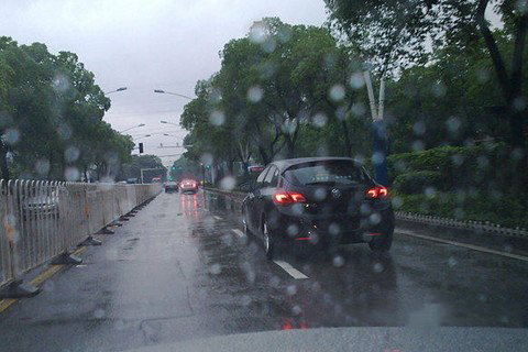 梦见下雨开车