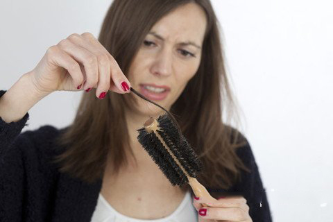 梦见掉发 掉头发