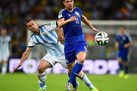 梦见踢足球射门