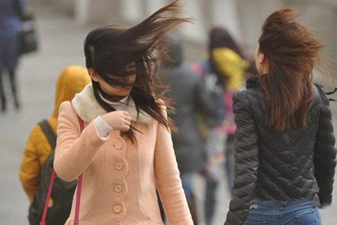 梦见逆着风步行