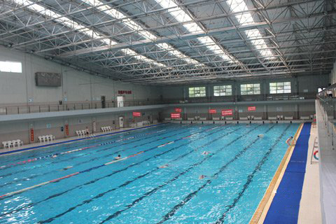 梦见在游泳池游泳