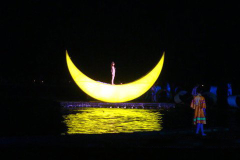 梦见没穿衣服表演