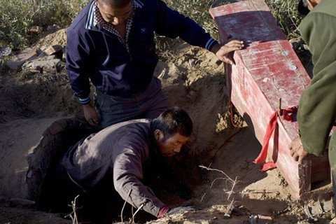 梦见和妈妈挖坟埋叔叔