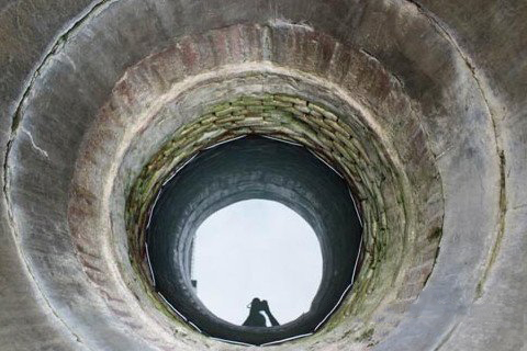 梦见向水井中丟石头