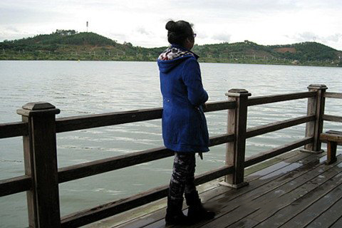 梦见向平静的水面眺望