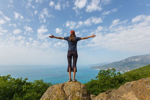 梦见站在巨大岩石之上