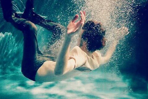 梦见跌落 坠落 摔倒