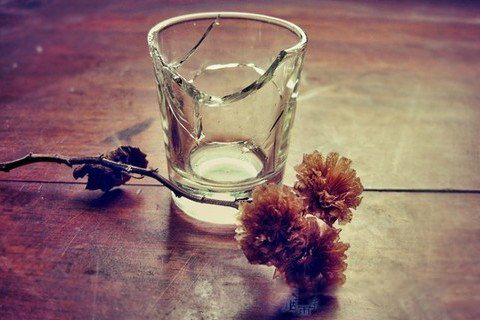梦见玻璃杯碎了