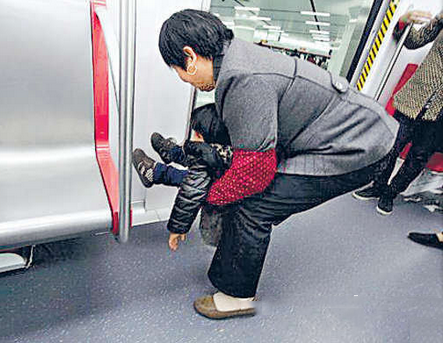 梦见抱小孩尿尿