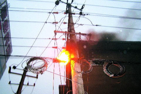 梦见高压线着火