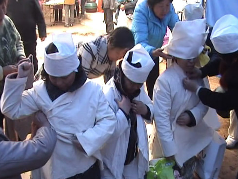 梦见别人穿孝衣