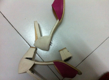 梦见高跟鞋跟断了