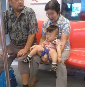 梦见抱着小男孩拉屎