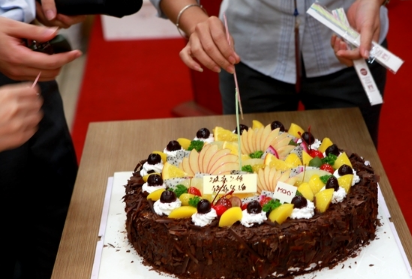 梦见过生日吃蛋糕